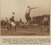 874440 Afbeelding van een spelmoment uit de kringvoetbalwedstrijd in de R.K. Voetbalbond tussen de Kring Utrecht en de ...